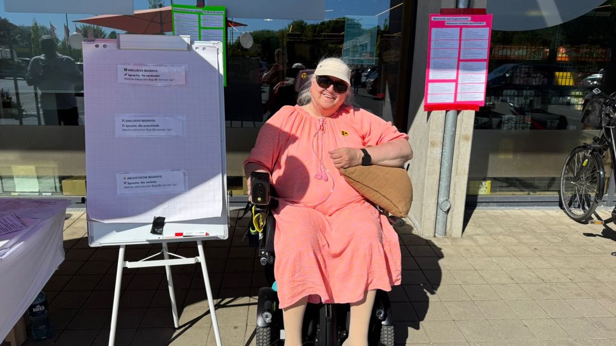 Susanne Steffgen am Infostand zu inklusiver Sprache