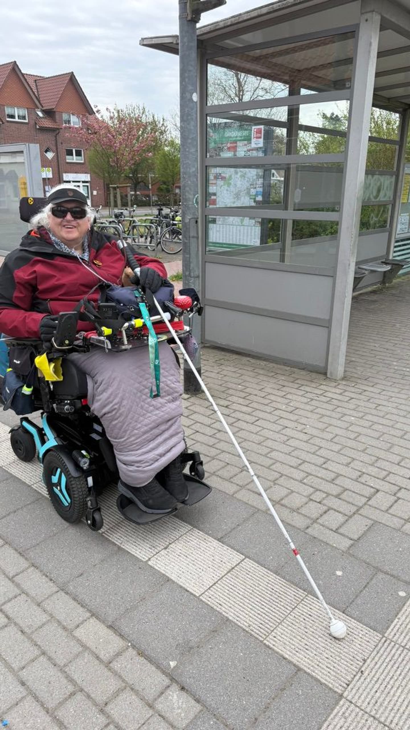Susanne Steffgen an einer Bushaltestelle in Ganderkesee