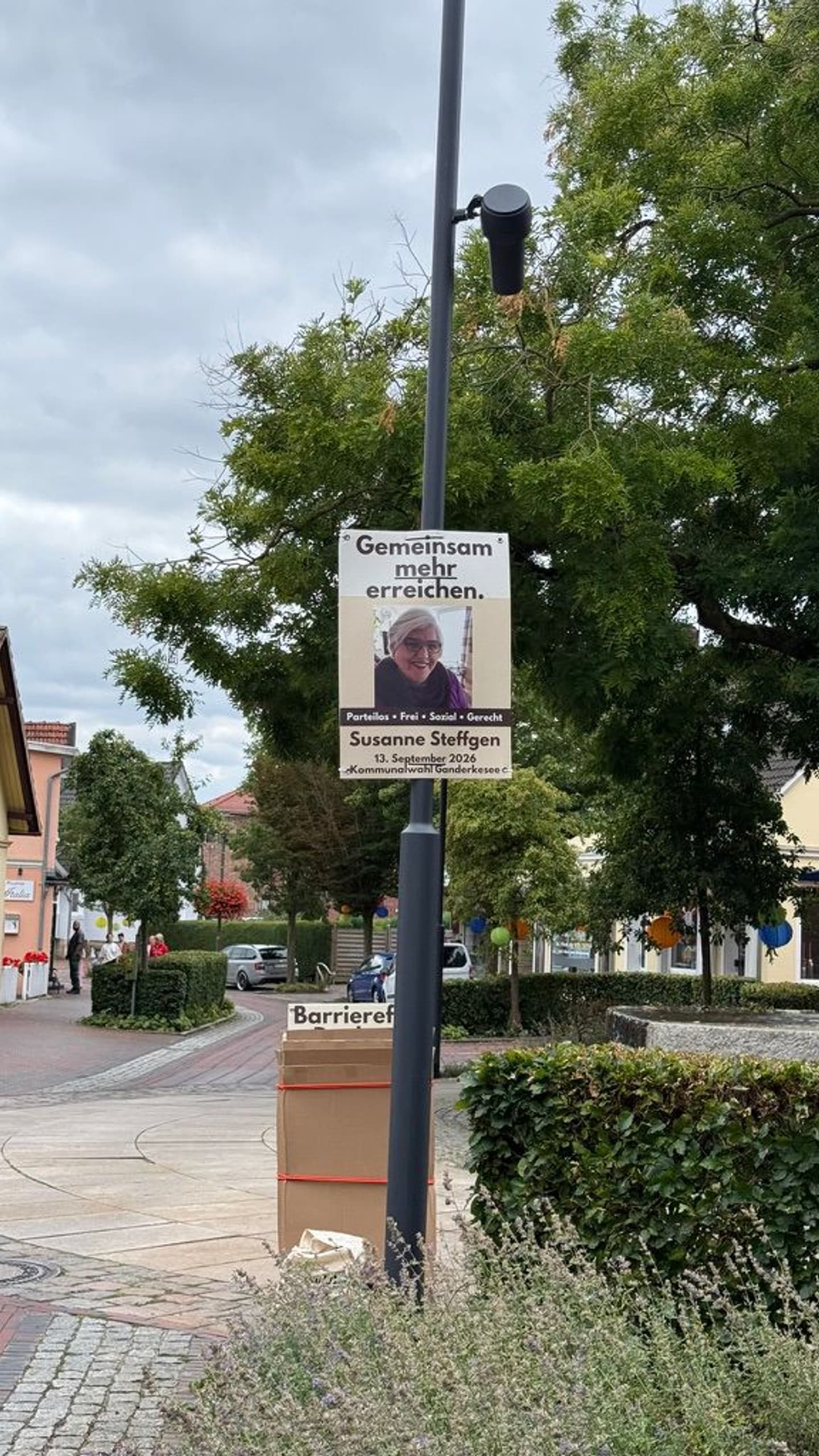 Wahlplakat Gemeinsam mehr erreichen an einem Brunnen in Ganderkesee